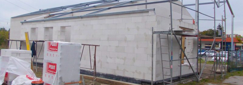 eingerüsteter Rohbau